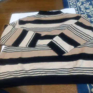 Le MARAIS 스트라이프 하이넥 스웨터