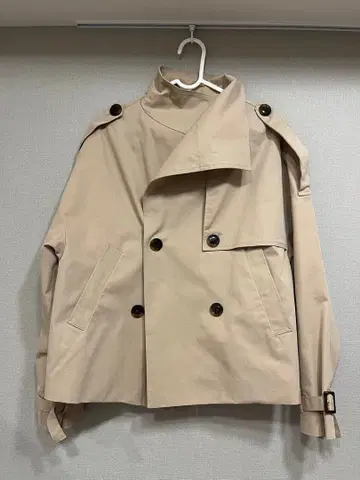 베이지 더블 브레스트 트렌치코트