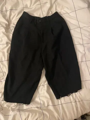 블랙 와이드 팬츠 컷오프 밑단