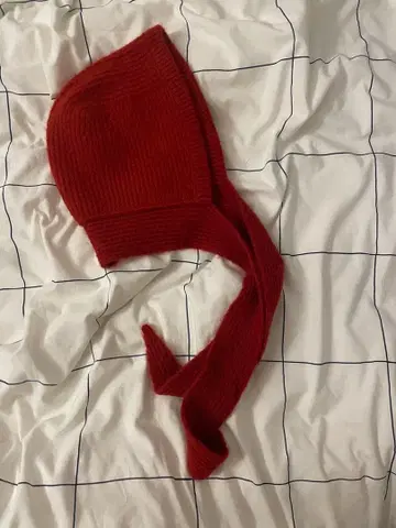 빨간색 리본 포함 니트 모자