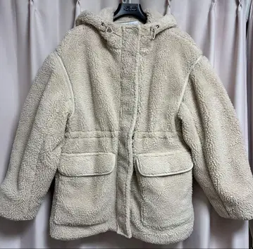 크림색 플리스 자켓 후드 부착