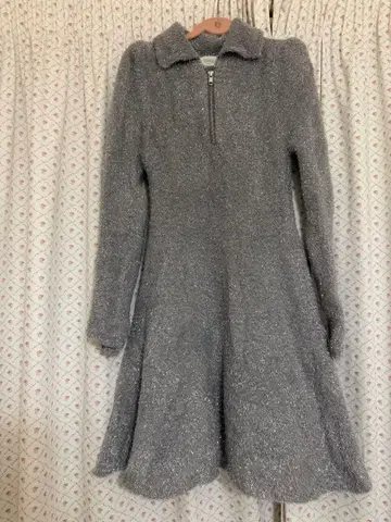 Bibiy. 라메 니트 원피스 카라 부착 긴팔