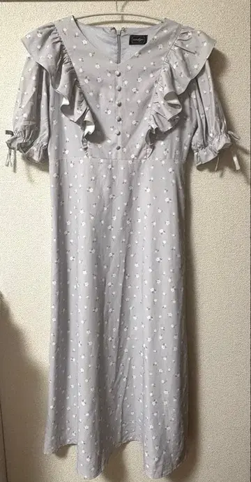 evelyn 아이스 그레이 프릴 꽃무늬 원피스