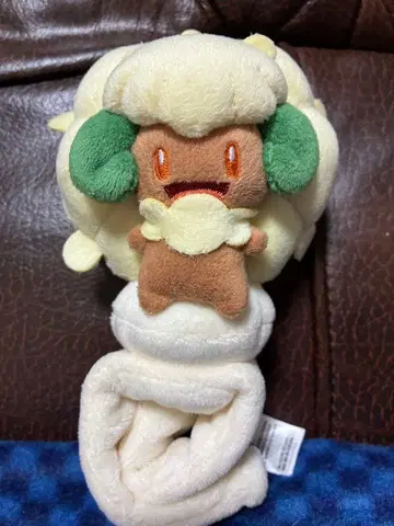 어깨 위 봉제 인형 엘풍