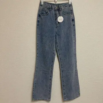 스터드가 달린 블루 스트레이트 데님