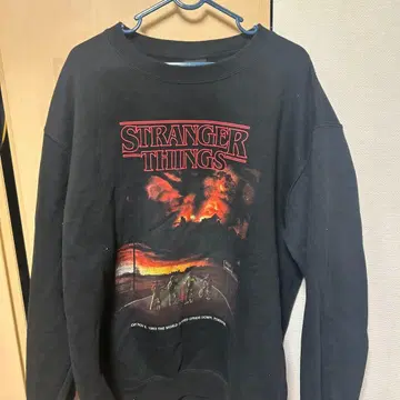 STRANGER THINGS 블랙 맨투맨