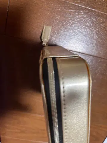 골드 합성 피혁 지퍼 파우치