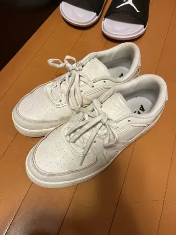 APL 화이트 스니커즈 27cm