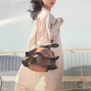 Rapture 라프쳐 다이버 소재 프릴 디자인 도트 숄더백