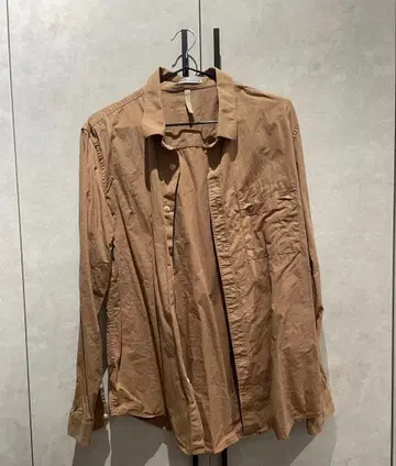 베이지 긴팔 셔츠 가슴 포켓 부착