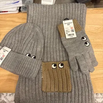 유니클로 x 안야 힌드마치 니트 모자 장갑 머플러 세트 그레이