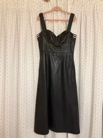 Borders at balcony 가죽 원피스