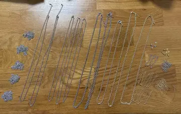 실버와 골드 목걸이 세트