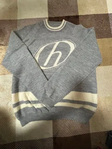 그레이 로고 니트 스웨터 긴팔