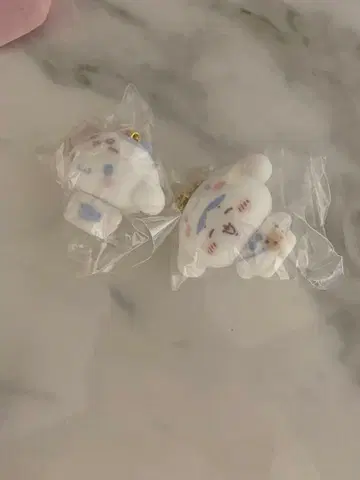 치이카와 산리오 시크릿 플로키 마스코트 참 하치와레 시나몬