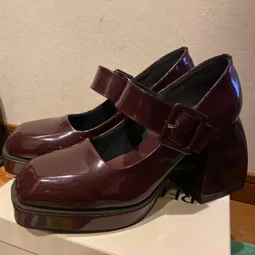 버건디 펌프스