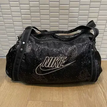 NIKE 나이키 보스턴 백 자수 로고 기하학
