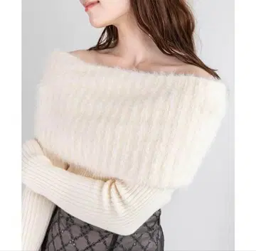 RANDA 샤기 오프숄더 니트 (CREAM) 미사용 새상품