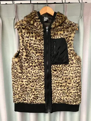 CHUMS 참스 레오파드 무늬 퍼 베스트 후드 부착