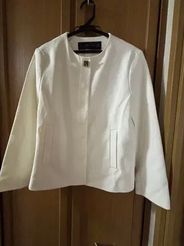 ZARA 화이트 노카라 자켓