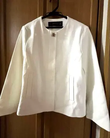 ZARA 화이트 노카라 자켓