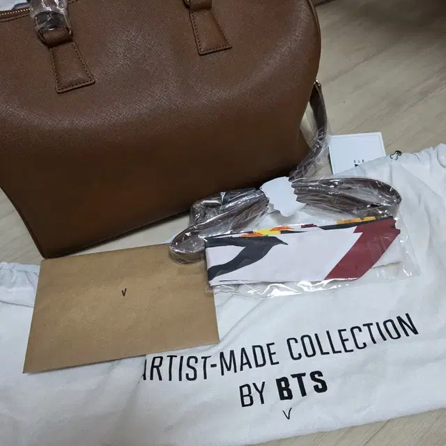 방탄소년단 BTS 뷔 아티스트 메이드 컬렉션 뮤트 보스턴 백