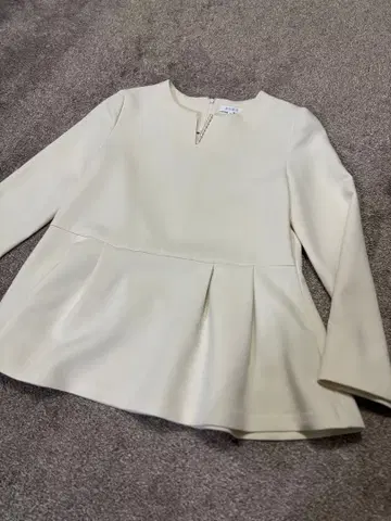 새상품급 PLST 플럼 상의