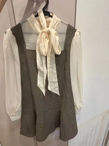 리본 포함 체크 무늬 A라인 블라우스