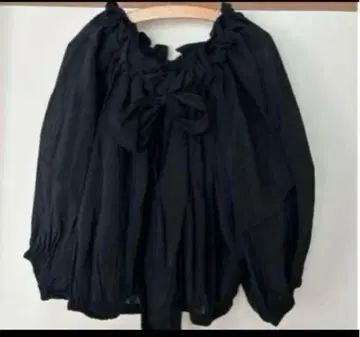 리본 개더 블라우스 블랙