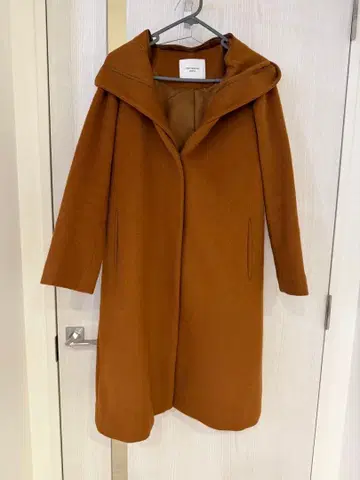 어반 리서치 후드 부착 크림슨 코트