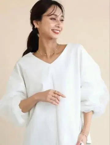 페넬 볼륨 슬리브 상의 화이트