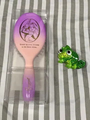 라푼젤 헤어 브러쉬 & 헤어 클립 파스칼 디즈니 스토어