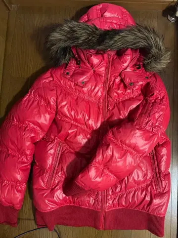 퍼 달린 빨간색 다운 자켓