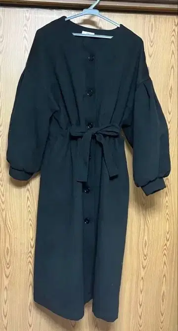 미스틱 블랙 허리 셔링 코트