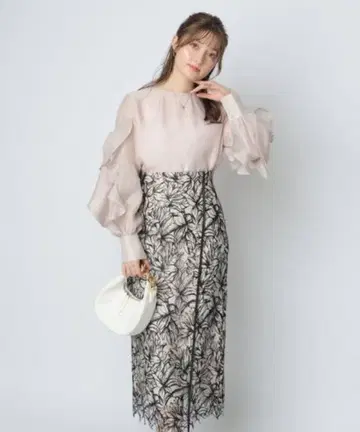 Apuweiser riche 라인 자수 타이트 스커트