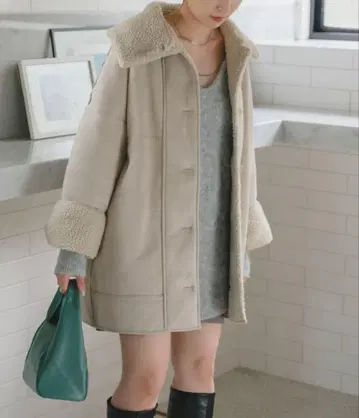 보아 카라 부착 베이지 무스탕 코트