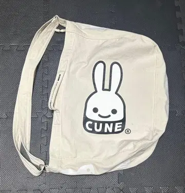 CUNE 토끼 캐릭터 숄더백