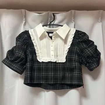 pium 넥타이 스퀘어 프릴 상의