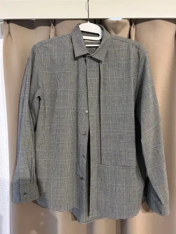 그레이 계열 체크 무늬 긴팔 셔츠