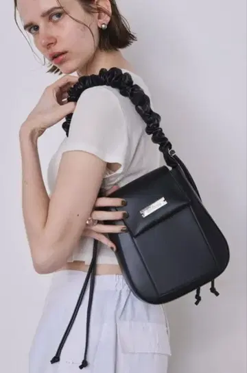 un/neu 개더 핸들 인조 가죽 가죽 플랩 백 블랙