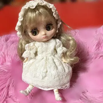 브라이스 인형 금발 화이트 드레스