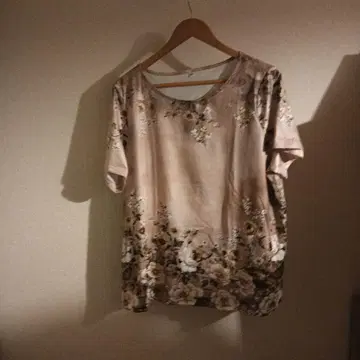 꽃무늬 반팔 상의 옅은 핑크