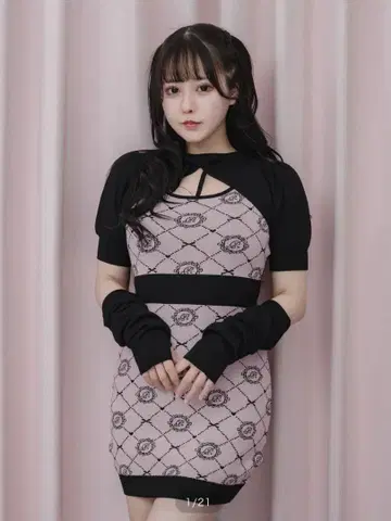 pium 피 모노그램 컷 아웃 니트 원피스 핑크