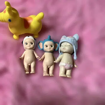 아기 피규어 3개와 완구 포함