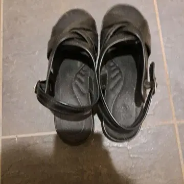 블랙 스트랩 샌들