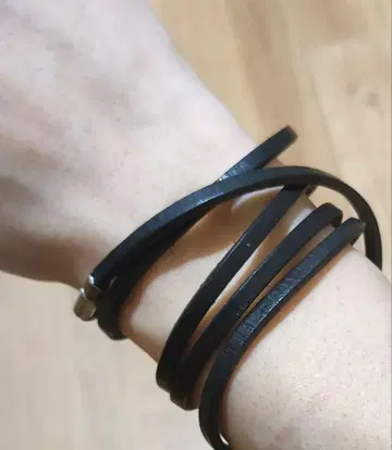 블랙 가죽 팔찌 얇은 여러 겹
