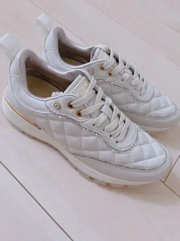 diana 화이트 퀼팅 스니커즈