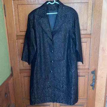 물결 무늬 블랙 롱 코트