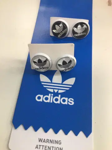 새상품 adidas 버튼 귀걸이 화이트/블랙