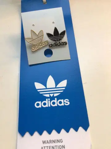 새상품 adidas 로고 귀걸이 화이트 블랙